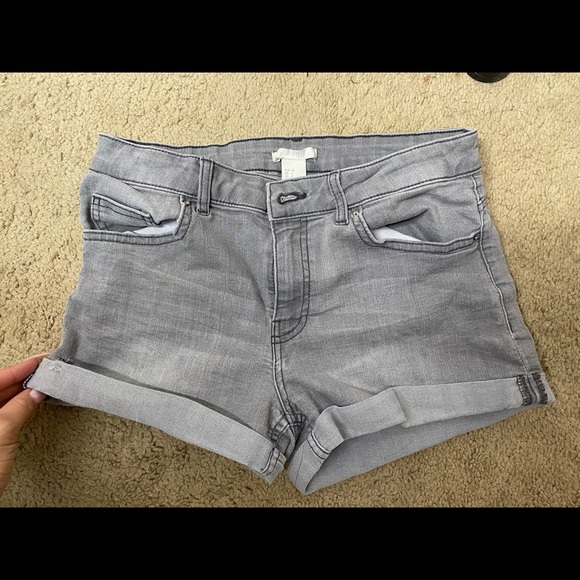 GRAY SHORTS MID RISE - Picture 1 of 2